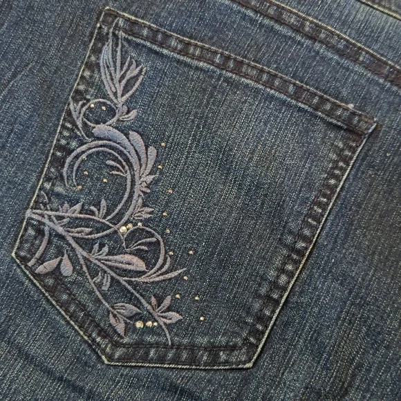 Gloria Vanderbilt women's jean shorts. Elastic waist. Rhinestones. Size 18. - Picture 6 of 7